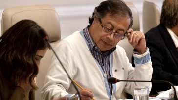 Petro haciendo cuenta sobre el costo del Metro para Bogotá. Rafael Camargo  El presidente Petro, con papel y lápiz haciendo cuentas, insiste en que un tramo del Metro de Bogotá […]