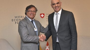 El presidente de Colombia, Gustavo Petro Urrego , sostuvo una reunión bilateral con el Presidente de la Confederación Suiza Alain Berset, quien anunció que el curso del año visitará Colombia para […]