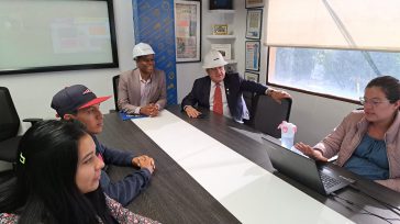 El concejal de Bogotá, Libardo Asprilla Lara, el presidente de Mundial de Tornillos, Efrén Cardona Rojas y funcionarios de la empresa.        Primicia Diario  El concejal de Bogotá […]