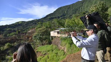 El presidente Petro tomando registro de la magnitud del derrumbe en el municipio de Roas Cauca.   Javier Sánchez   El presidente Gustavo Petro Urrego,  confirmó en visita al sitio […]