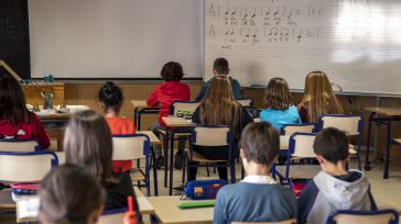 Estudiantes a clase.  A menos de una semana del regreso a clases en Cundinamarca, las 276 instituciones educativas oficiales y sus 2.523 sedes, distribuidas en los 108 municipios no certificados […]