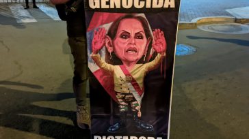 Carteles que portan manifestantes en Perú luego de la arremetida de los militares contra las protestas del pueblo que han ocasionado masacres.      La Fiscalía de Perú inició una […]
