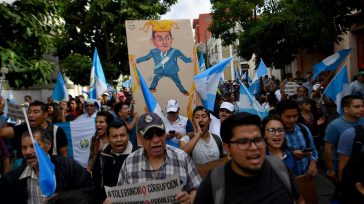 El propio pueblo de Guatemala mediante protestas a denunciado la corrupción que ejerce el presidente Alejandro Eduardo Giammattei Falla.     Corruptos colombianos aliados con los corruptos de Guatemala      […]