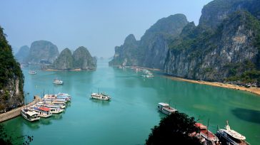 La bahía de Ha-Long, en el noreste de Vietnam, es conocida por sus aguas color esmeralda y sus miles de altas islas de piedra caliza con selvas tropicales en sus […]