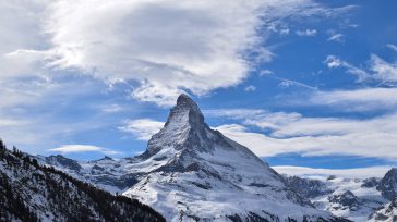 Matterhorn, Mont Cervin o Le Cervin o Hore o Horu es posiblemente la montaña más famosa de los Alpes por su espectacular forma de pirámide, muchas veces reproducida. Su cumbre, […]