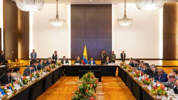 El presidente Gustavo Petro en reunión con los gobernadores de los departamentos de Colombia.    Rafael Camargo En la Asamblea de la Federación Nacional de Departamentos, que tuvo lugar este […]