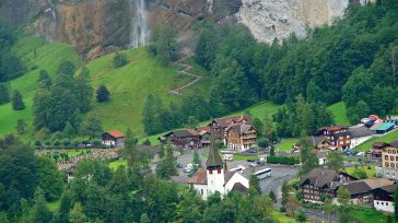 Lauterbrunnen es una comuna suiza  del  cantón de Berna, situada en el distrito administrativo de Obenchasi.  