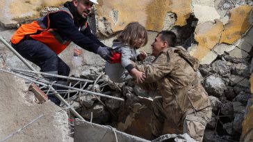 Las niñas atrapadas por las losas del edificio donde vivieran y que colapsó         La niña le dice al rescatista cuando éste la alcanza: «Sácame de debajo de […]