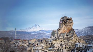 Debajo de la superficie desmoronada de Capadocia, una maravilla de proporciones igualmente gigantescas estuvo escondida durante siglos; una ciudad subterránea que podía ocultar el paradero de hasta 20.000 habitantes durante meses seguidos. […]