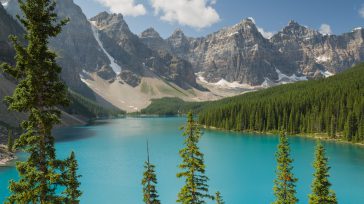 El Valle de los Diez Picos localizado en el parque nacional Banff en Canadá. El valle recibe su nombre a causa de los diez picos que lo rodean.    