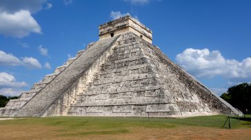 Chichén Itzá es el hogar de una serie de maravillas arquitectónicas y naturales que incluyen: El Castillo, la Gran Cancha de Pelota, el Templo de los Guerreros, el Cenote Sagrado, entre […]