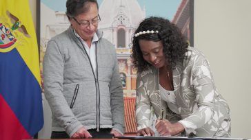 María Isabel Urrutia firmando el viaje corto del Ministerio del Deporte.      Esteban Jaramillo O Desde su llegada al Ministerio del Deporte la miraron de reojo las clases políticas […]