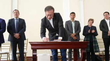 El presidente Gustavo Petro, firma el proyecto de Ley por el cual se reforma el sistema pensional en Colombia.      El presidente Gustavo Petro Urrego,  afirmó  que el proyecto […]