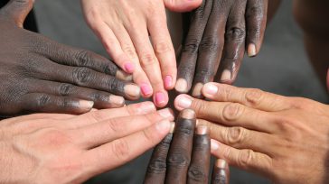 El Día Internacional de la Eliminación de la Discriminación Racial se celebra el 21 de marzo de cada año. Ese día, en 1960, la policía abrió fuego y mató a 69 personas […]