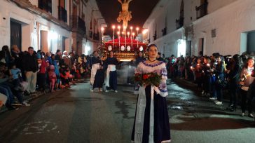 Semana Santa en Popayán con desfile de imágenes religiosas. Tunja,  Santa Fe de Antioquia,   Mompós, Pamplona y Piedecuesta, en Santander, también realizan procesiones religiosas.