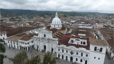 40 AÑOS DESPUES DEL TERREMOTO DE POPAYÁN   Guillermo Romero Salamanca Han pasado 40 años, pero el maestro Darío Montoya, uno de los más destacados flautistas del país, tiembla cuando […]