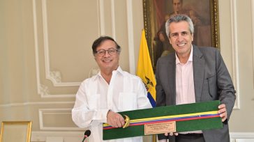 El presidente Gustavo Petro recibió una replica de la Espada de Simón Bolívar. Le acompaña el nuevo ministro del Interior Luis Fernando Velasco, quien será a la vez su nuevo […]