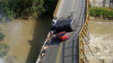 Dramático registro de la caída del puente sobre el río La Vieja, entre los departamentos de Quindío y Valle del Cauca.     La emergencia se registra y afecta a los […]