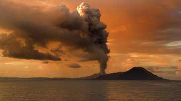 La erupción volcánica es una emisión de magma (masa de rocas fundidas, líquidos y gases) que se encuentra en lo más profundo de la Tierra donde la temperatura es extremadamente caliente. Allí se genera una fuerte […]