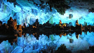 El lago actúa de espejo para las esculturas naturales. La cueva de 240 metros es una atracción turística gracias a sus estalactitas, estalagmitas y a los pilares de piedra con forma […]