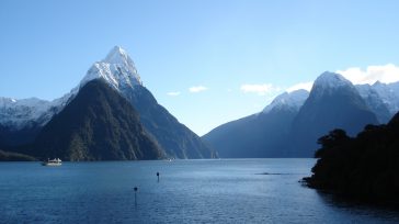 Nueva Zelanda es un país en el suroeste del océano Pacífico, que comprende dos islas principales, ambas marcadas por los volcanes y la glaciación. 