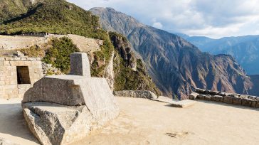 Construida antes del siglo xv, ubicada en la Cordillera Oriental  del sur del Perú en la cadena montañosa de los Andes a 2430 metros sobre el nivel del mar.