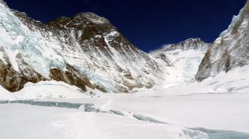 El Lhotse (en Nepalí) es la cuarta montaña más alta de la Tierra, solo superada por el Everest, el K2 y el Kangchemjunga. Se halla muy cerca del Everest. 