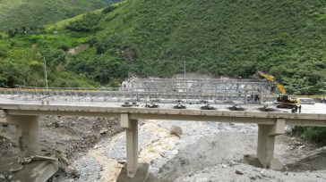 Ingenieros militares reconstruyen los puentes que debió asumir la empresa que maneja la concesión otorgada por el anterior gobierno.     Javier Sánchez Quetame Cundinamarca El presidente Gustavo Petro anunció […]