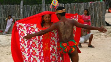 Baile del cortejo entre la comunidad del pueblo indígena Wayuu en La Guajira colombiana. 