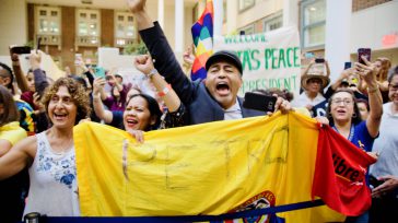 Los colombianos residentes en Nueva York masivamente salieron a respaldar al presidente Petro, denunciando que la derecha colombiana busca desestabilizar el país. 