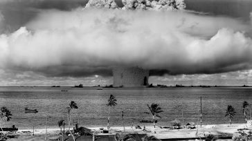 La explosión «Baker», parte de la Operación Crossroads, una prueba de arma nuclear realizada por el ejército de los Estados Unidos en el atolón Bikini, Micronesia, el 25 de julio […]