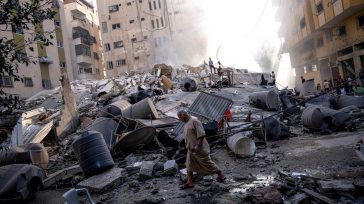 Restos de un edificio destruido en un ataque israelí en Gaza (AP)   Javier Sánchez  Israel afirma que hay más de 100 personas secuestradas y 2.200 heridos, de los cuales […]