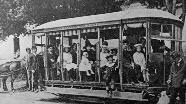 En 1882 se firmó el contrato para la construcción del primer tranvía de Bogotá.     María Angélica Aparicio A principios del siglo XX cualquier habitante de Bogotá podía contemplar […]