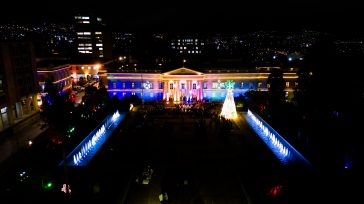 La Casa de Nariño, sede de la Presidencia de la República encendió sus luces para darle la bienvenida a la navidad.    