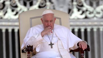 Papa Francisco haciendo llamados por las paz en el mundo.      En Colombia el uribismo rechaza los diálogos de paz con la guerrilla.     Javier Sánchez  «Hoy damos […]