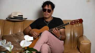 Husil – Cómo quieres que quiera   Diego Armando Báez Peña 2023 ha sido un año soñado para el cantante y compositor peruano Husil. Gracias a su último álbum ‘Polvo en […]