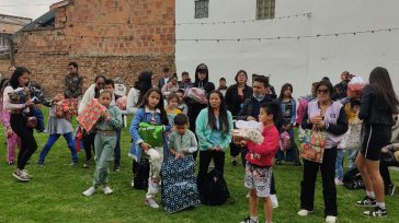Los niños felices muestran los regalos recibidos.        Javier Sánchez La periodista y abogada Liliana Pinilla, en compañía de su familia, cada año en esta época lleva regalos […]