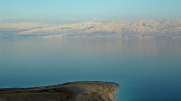 El Mar Muerto es un lago salado a 400 metros bajo el nivel del mar, el punto más bajo de la Tierra, su agua rica en minerales y barro negro.