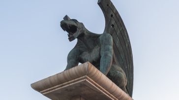 Escultura de un dragón sobre el puente del Reino de Valencia, en Valencia (España)     Corina Mendoza  El año del dragón según el horóscopo chino será este 2024, y estará lleno […]
