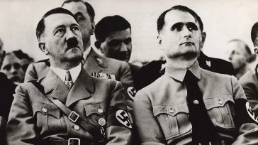 Adolf Hitler and Rudolf Hess in Munich, 1936       María Angélica Aparicio P. Un hombre estaba solo en la inmensa fortaleza donde vivía. No escuchaba ruidos. El silencio […]