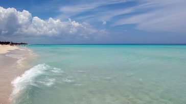 Playa Azul en Varadero Cuba.        Lázaro David Najarro Pujol Primicia Cuba Varadero, con más de 20 kilómetros de playas de fina arena blanca, impresionante plataforma marina de […]