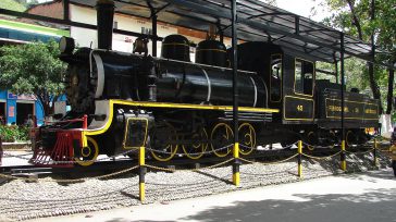 Una de las primeras maquinas que se utilizaron en las vías férreas de Antioquia.  Gerney Ríos González  1874.- Firma de apertura de la construcción del ferrocarril que conectaría a Medellín con […]