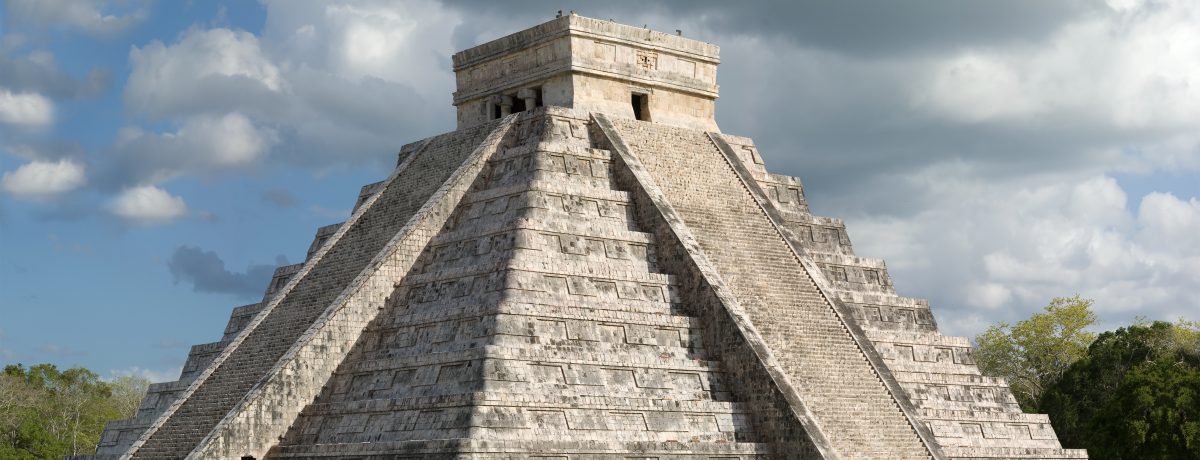 Uno de los ejemplos más altos y notables de la arquitectura maya, fue construido durante el apogeo de la cultura Itza-Cocom, durante la decadencia de Mayapán. 