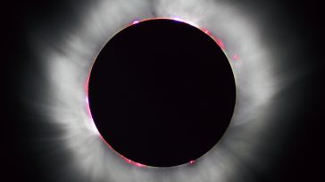 Un eclipse solar total, que se produce cuando la Luna pasa entre el Sol y la Tierra, bloqueando completamente la cara del Sol. Cerca de 4 minutos y 28 segundos. […]