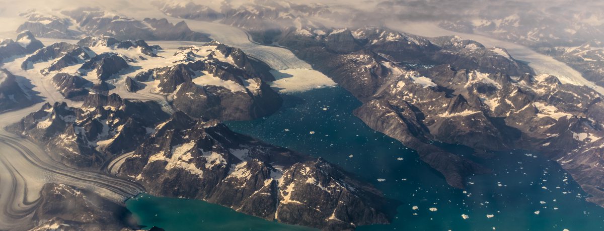 Groenlandia es una enorme isla y un territorio danés autónomo entre los océanos Atlántico Norte y Ártico.         