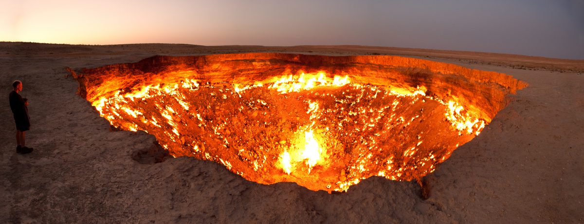 Un equipo de geólogos rusos perforaba el suelo en busca de gas natural. Durante una de las perforaciones, el suelo bajo el equipo de perforación colapsó, dejando un agujero gigantesco […]