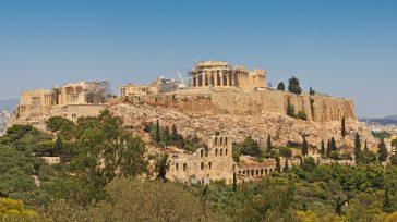 La Acrópolis era la «ciudad alta», un lugar característico de la mayoría de las ciudades griegas que poseía la función defensiva, además de funcionar como sede de los principales lugares […]