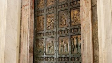 Puerta Santa de la basílica de San Pedro .   María Angélica Aparicio P. Me encontraba parada en el magnífico puente Sant’Angelo de la ciudad de Roma. Recordaba al emperador […]