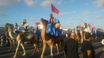Desfile de las tribus nómadas en el desierto  de Sahara      Primicia  Diario Un grupo periodistas internacionales empezaron una visita a Marruecos y España, países  que con Portugal, Argentina, […]