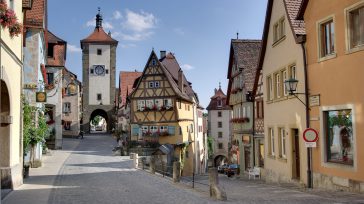 Rothenburg ob der Tauber posee una arquitectura medieval difícil de igualar, ya que su casco antiguo está perfectamente conservado, con calles adoquinadas y plazas con casas de entramados de madera. […]